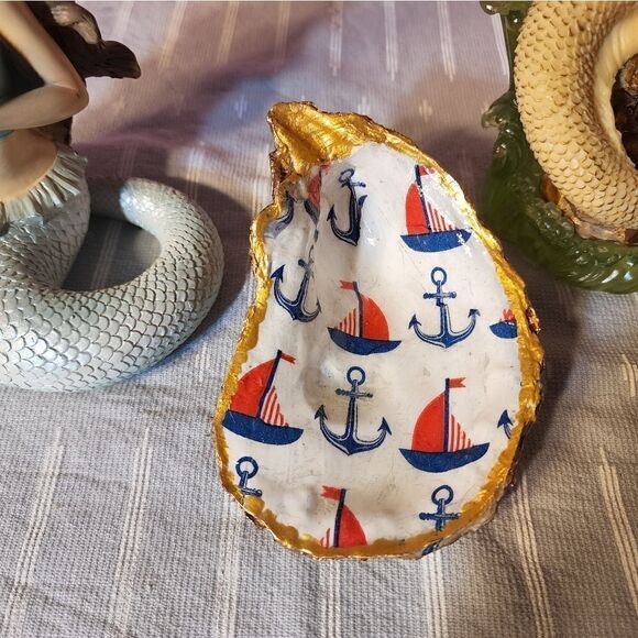 DECOUPAGE SAILBOATS AND ANCHORS ON A OYSTER SHELL - Picture 2 of 8
